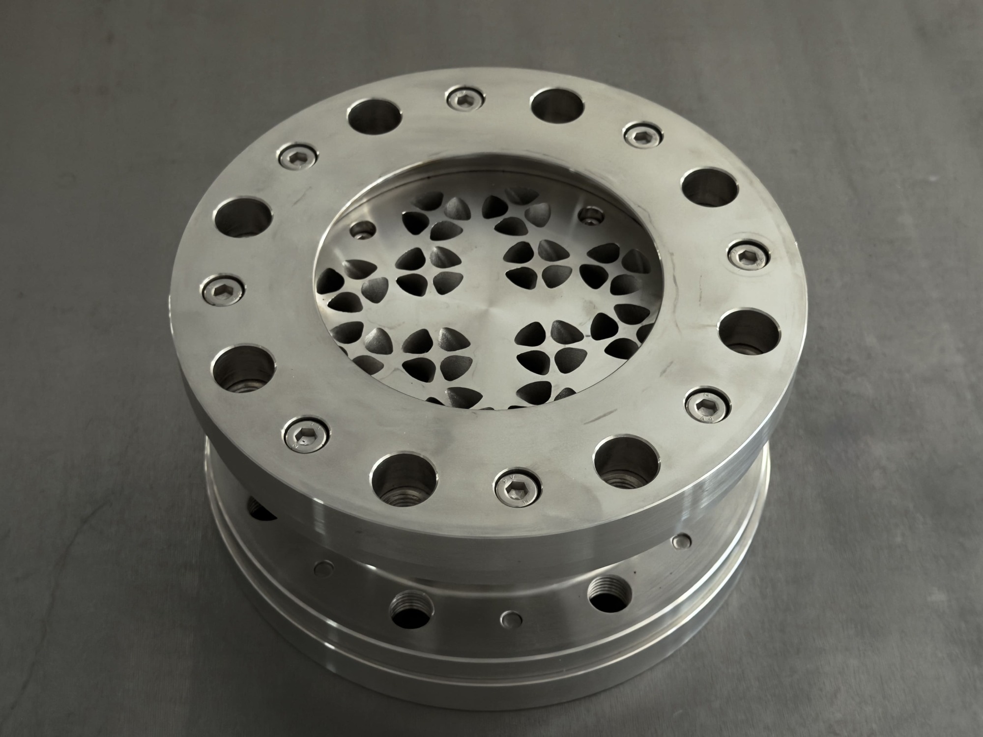 フランジ接続型のファインバブル発生器のFB-M100A-SUS316Lです。